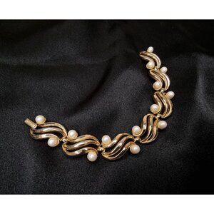 Vintage TRIFARI 1960s Gold-Tone Bracelet With Faux Pearls